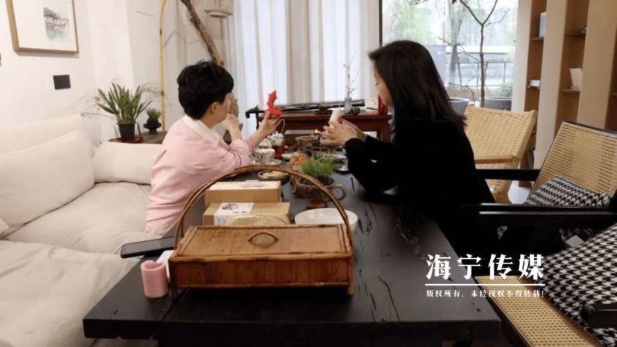 女老板曾在海宁拥有四家连锁门店如今……CQ9电子平台入口小商品市场起家80后(图1)