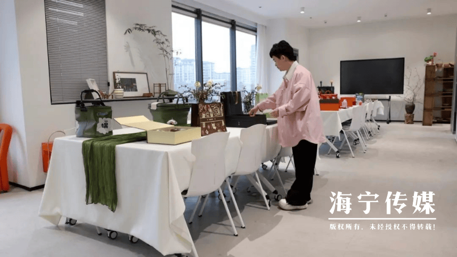 女老板曾在海宁拥有四家连锁门店如今……CQ9电子平台入口小商品市场起家80后(图13)