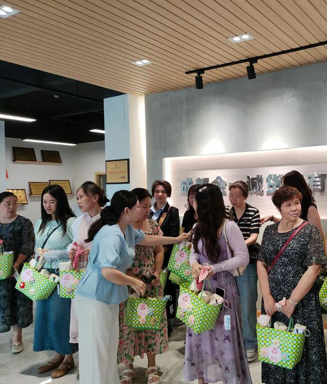 金堂县妇联开展情系“卡嫂”关爱活动CQ9电子平台巾帼有爱・妇联暖新｜(图3)
